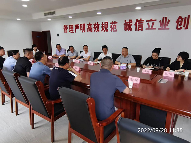 集團領導下車間檢查安全維穩工作 集團領導下車間檢查安全維穩工作