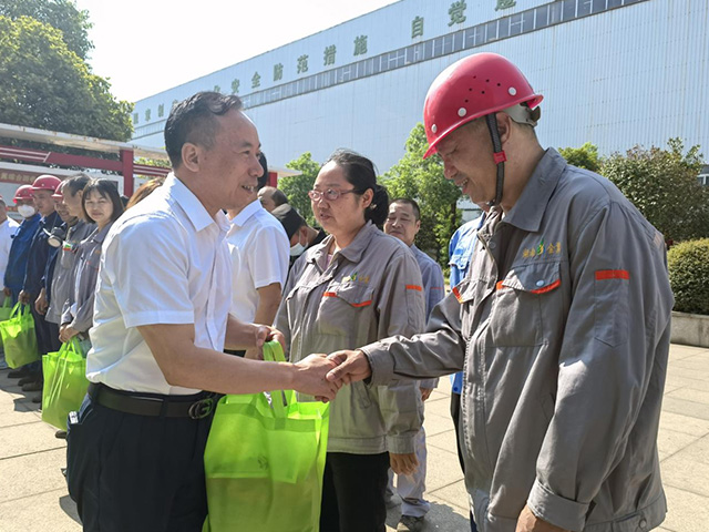 夏日炎炎,領導為職工送“清涼” 夏日炎炎,領導為職工送“清涼”